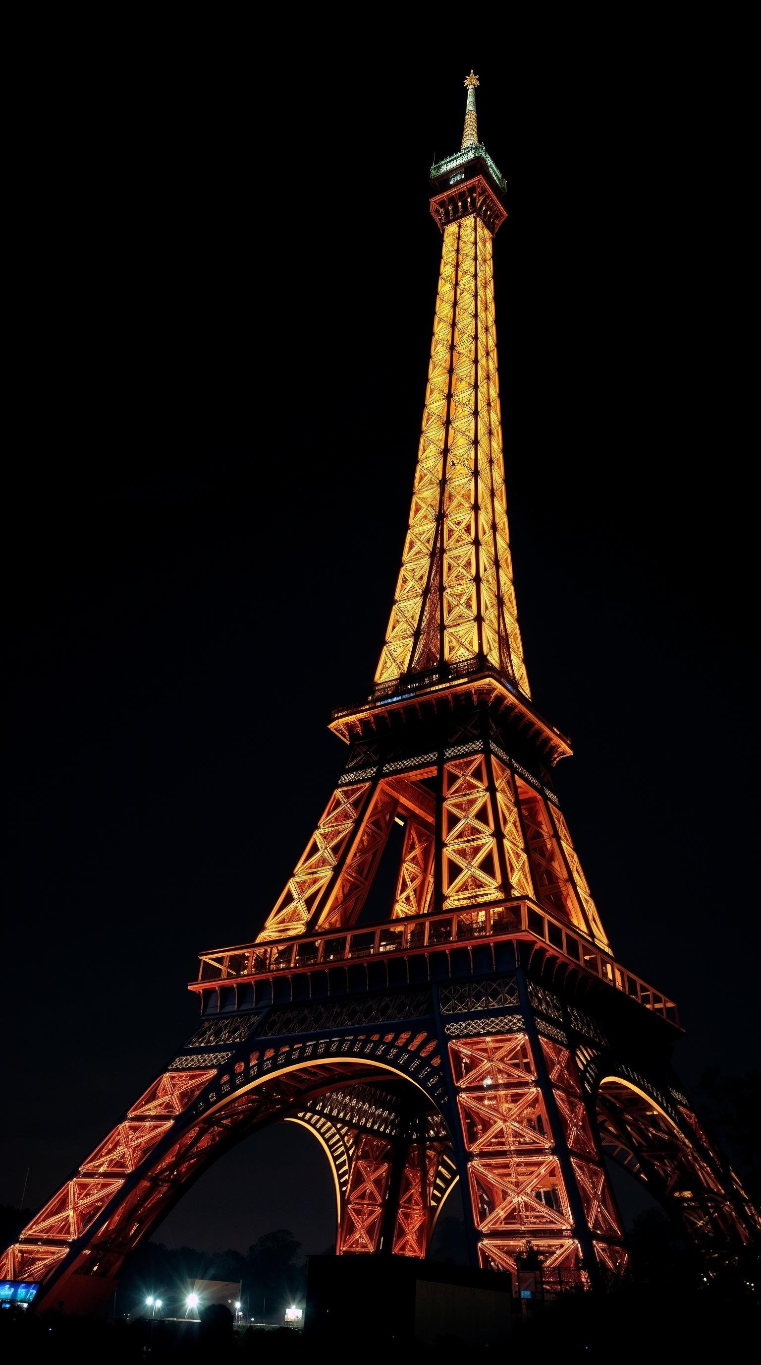 Eiffel tower dark wallpaper for Iphone